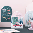 Sister Paper Co. Weihnachtskarte "Driving Home" mit rotem Auto und Weihnachtsbäumen - PenJoy