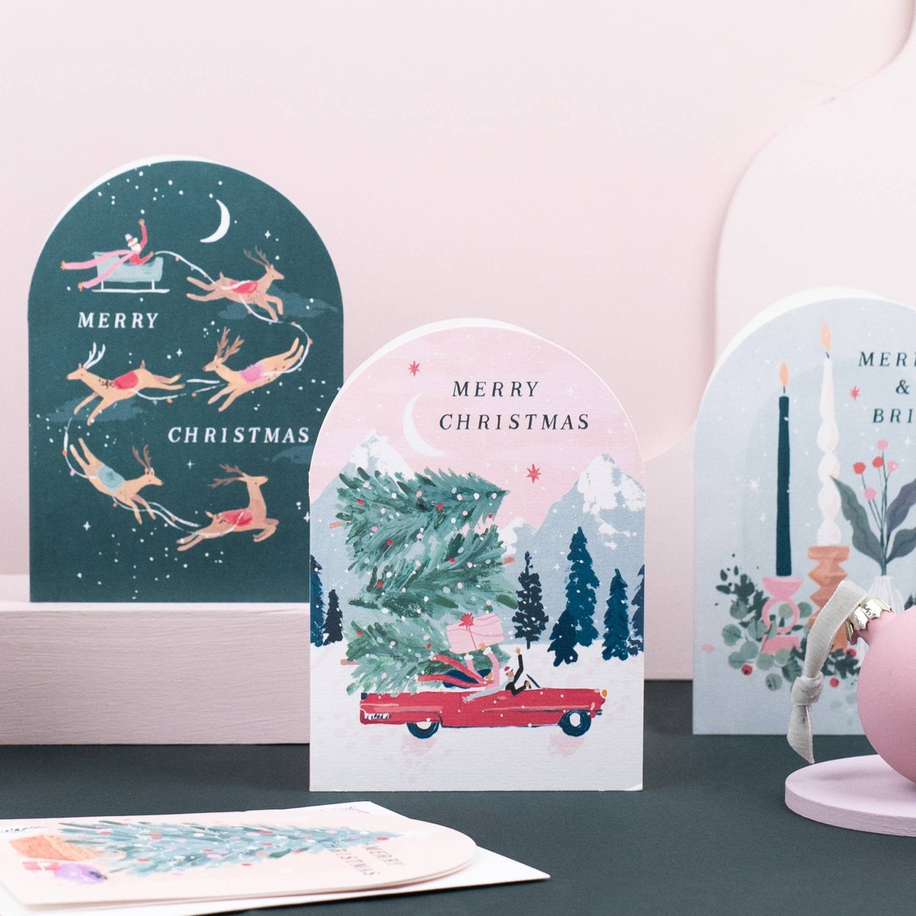 Sister Paper Co. Weihnachtskarte "Driving Home" mit rotem Auto und Weihnachtsbäumen - PenJoy