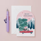 Sister Paper Co. Weihnachtskarte "Driving Home" mit rotem Auto und Weihnachtsbäumen - PenJoy